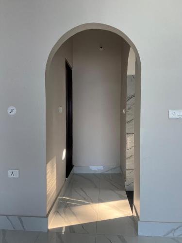 an entrance to a hallway with an archway at The City View Homestay in Srīnagar