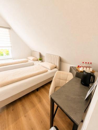 ein Wohnzimmer mit Sofa und Tisch in der Unterkunft SmartStay Wuppertal Self Check-in Parking Budget Hotel in Wuppertal