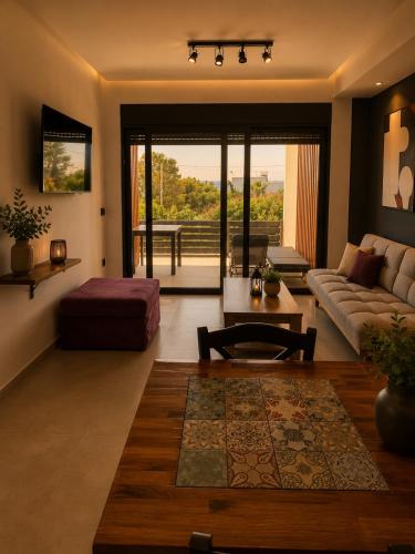ein Wohnzimmer mit Sofa und Tisch in der Unterkunft Mat Suites in Lachania