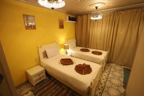 เตียงในห้องที่ Eileen Hotel Cairo