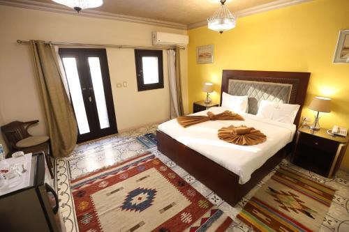 เตียงในห้องที่ Eileen Hotel Cairo