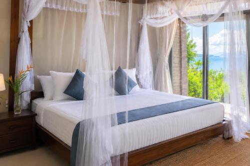 a bedroom with a large bed with a window at Araliya Villa in Tangalle