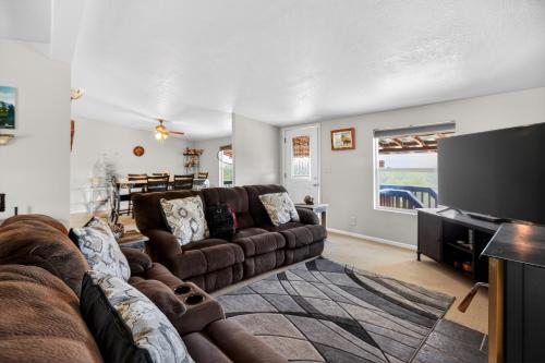 a living room with a couch and a flat screen tv at Tehachapi 12-Guest Group Escape home in Tehachapi