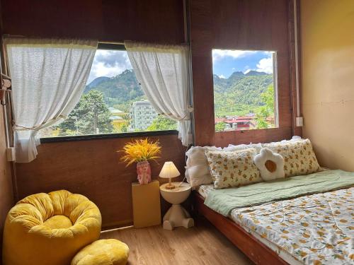 a bedroom with a bed and a large window at LYNH HOUSE - Đồng Văn in Dồng Văn