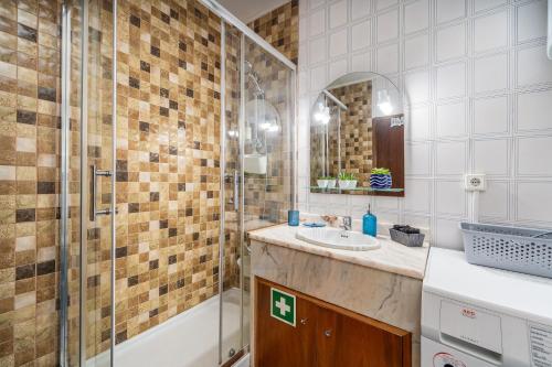 a bathroom with a shower and a sink at Sweet home rp – t1 em portimão in Portimão