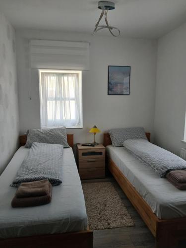 a bedroom with two beds and a window at Pension Ambiente in Mühlberg