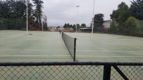 a tennis court with a net on it at Apartment Cau Cau in Horcón