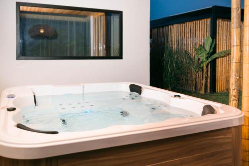 a hot tub in a bathroom with a fish tank at La Mandarine in Ulcinj