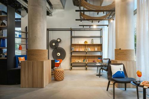 Moxy Nice photo 46
