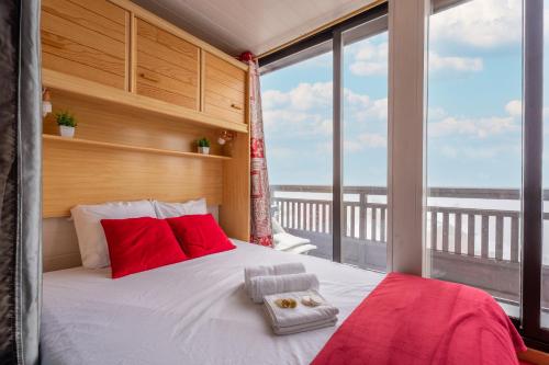 Balcony Ski-In Ski-Out with View apartments in centre of Val Thorens