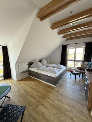 a bedroom with a bed in a room at Gaststätte Bongsiel 'Dat Swarte Peerd' in Ockholm