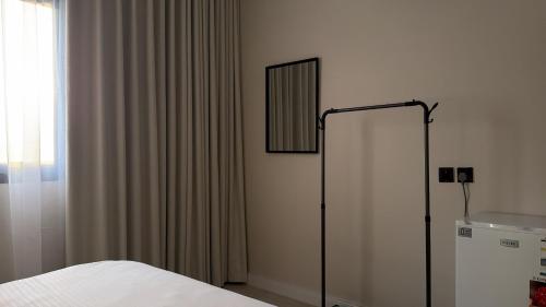 ein Schlafzimmer mit einem Bett, einem Spiegel und einem Fenster in der Unterkunft ليڤانا in Quai