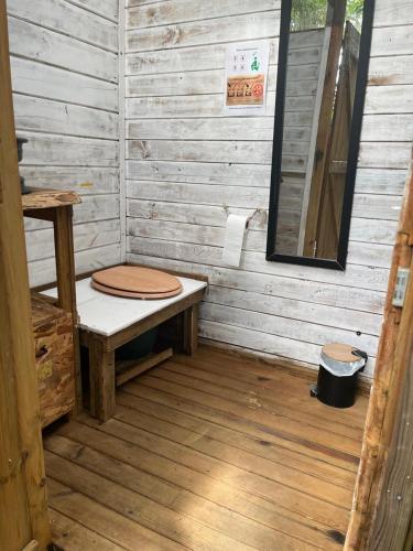 ein Badezimmer mit einer Toilette in der Ecke eines Zimmers in der Unterkunft La Tiny Kay in Saint Esprit