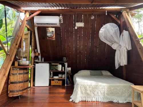 ein Schlafzimmer mit Bett und Kühlschrank in der Unterkunft La Tiny Kay in Saint Esprit