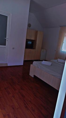 a small room with two beds and a window at Căbănuțele Rotunda in Băile Herculane