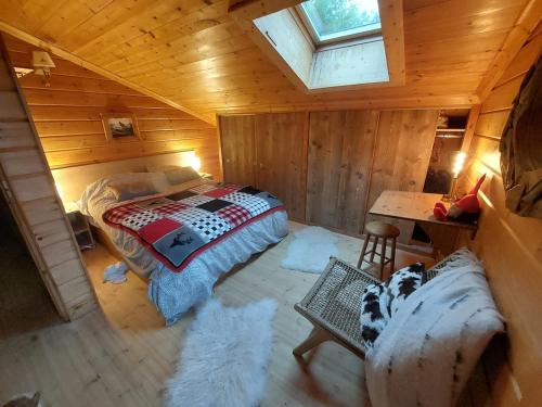 an overhead view of a bedroom in a log cabin at Magnifique chalet , 10 personnes, vue panoramique, bain nordique in Passy