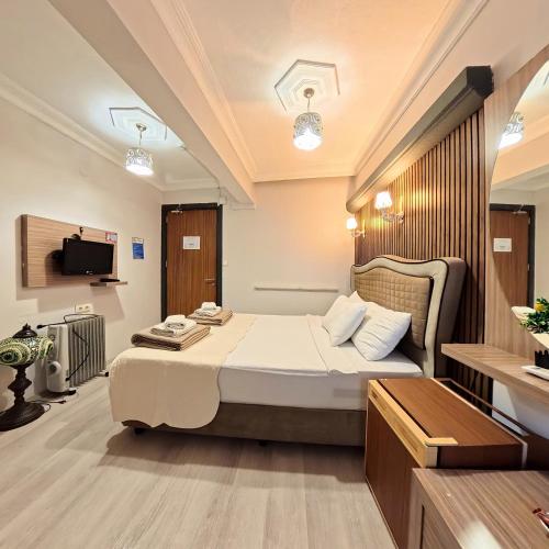 een slaapkamer met een groot bed in een kamer bij Alida Hotel Pamukkale in Pamukkale