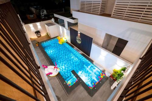 an overhead view of a swimming pool in a house at Morning Sea 1 เปิดใหม่!! พัทยาเหนือใกล้ทะเล ใกล้ Terminal21 in North Pattaya