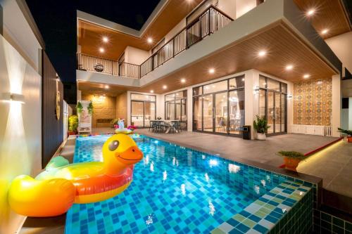 a swimming pool with a rubber duck in a house at Morning Sea 1 เปิดใหม่!! พัทยาเหนือใกล้ทะเล ใกล้ Terminal21 in North Pattaya