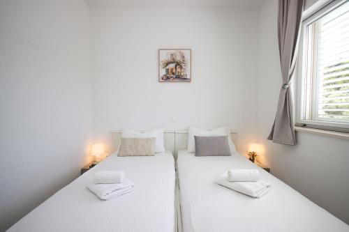 Apartment Bogoje - Two Bedroom Apartment with Private Parking