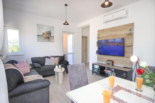 Apartment Bogoje - Two Bedroom Apartment with Private Parking