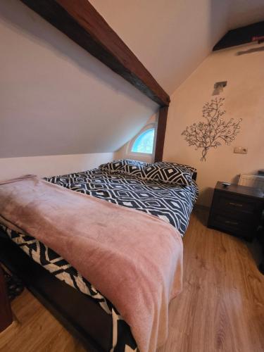 a bedroom with a bed and a window at Chill House Lipowo Mazury in Lipowo