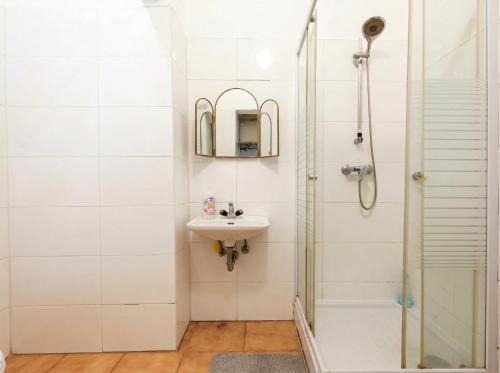 Budget 2BR Apt, 3 Min Enkplatz, 9 Min City Ctr