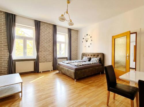 Budget 2BR Apt, 3 Min Enkplatz, 9 Min City Ctr