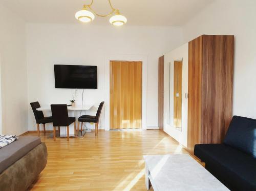 Budget 2BR Apt, 3 Min Enkplatz, 9 Min City Ctr