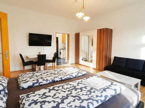 Budget 2BR Apt, 3 Min Enkplatz, 9 Min City Ctr