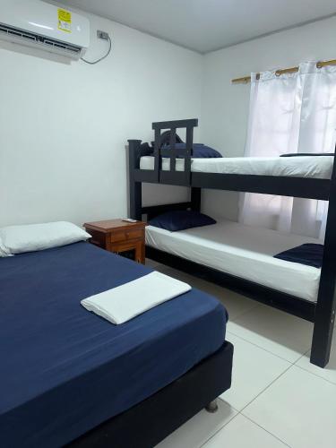 a room with two bunk beds in a room at Cabaña linamar in Coveñas