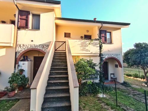 a building with a staircase leading to a house at Casa Oscar in Catabbio