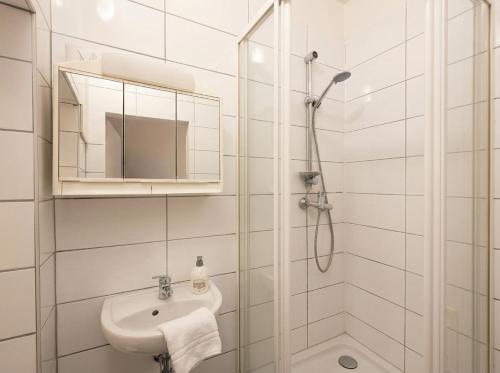 Budget 1BR Apt, 3 Min Enkplatz, 9 Min City Center