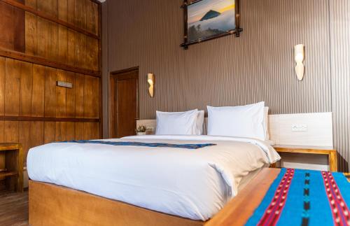 ein Schlafzimmer mit einem großen Bett und einem Fernseher an der Wand in der Unterkunft Benabilla Cottage in Gisi