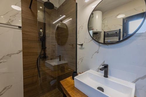 Oikia 4 you # Apts, Designer Studio, Walk to Aristotelous