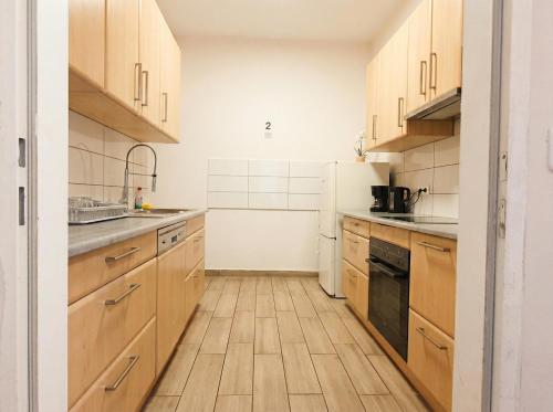 Affordable Private Rooms Close to City Center with Smart TV