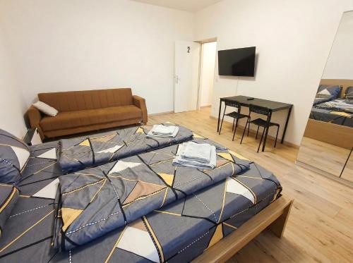 Affordable Private Rooms Close to City Center with Smart TV