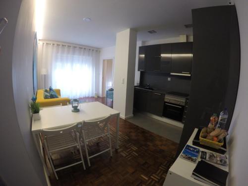cocina y sala de estar con mesa y comedor en AP da Baixa, en Oporto