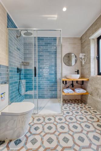 ein Badezimmer mit Dusche, Badewanne und Waschbecken in der Unterkunft Orange Inn in Ramada
