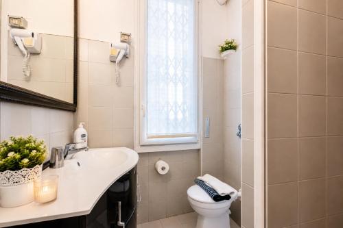 Stylish 8-Bed Home near Duomo ideal for Groups Families with terrace garden parking