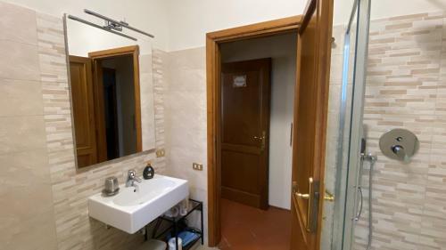 a bathroom with a sink and a shower and a mirror at B&B Le Torrette in Campello sul Clitunno