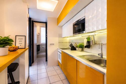 Stylish 8-Bed Home near Duomo ideal for Groups Families with terrace garden parking