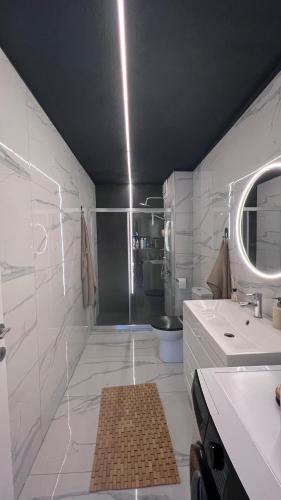 a bathroom with a shower and a sink and a mirror at Mavinin ve Yeşilin dansı, Panoramik manzara, 75m2 in Marmaris