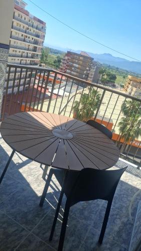 an umbrella sitting on top of a table on a balcony at Sea and Sun con vistas a la playa San Antoni in Cullera