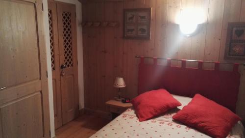 サント・フォア・タロンテーズにあるLe Refuge des Marmottesのベッドルーム1室(赤い枕のベッド1台付)