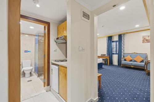 a room with a bathroom with a toilet and a kitchen at Amjad Al Deafah Hotel in Mecca