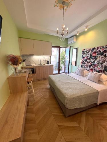 ein Schlafzimmer mit einem großen Bett und eine Küche in der Unterkunft Rozmari and Spa in Agia Galini