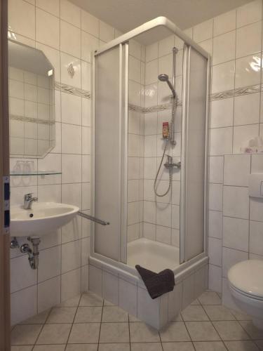 a bathroom with a shower and a sink at Zum Unstrut Radler in Helmsdorf