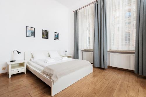 Spacious 4 Bedroom Apartment - Main Square, Planty - by Upstairs