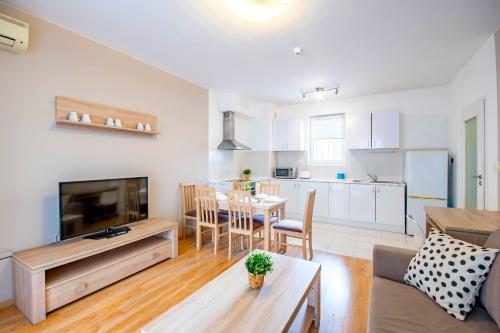 Prime Stay - Bright 2 Bedroom Family Apartment